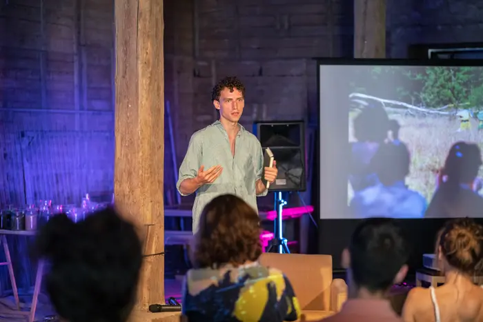 Ein Mann, der eine Präsentation vorträgt