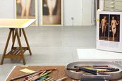 Atelieransicht, 2026 Blick in ein Atelier, im Vordergrund Buntstifte auf einem Tisch
