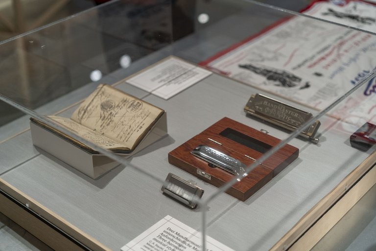 Vitrine mit Schildern und Objekten