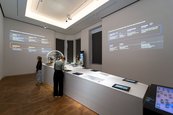 Ausstellungsansicht "Krypto, was?" Raumansicht mit digitalen Wandtexten
