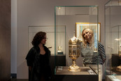 Ausstellungsansicht "Auf ex! Willkomm-Pokale im Grünen Gewölbe" Besucherinnen schauen sich Kunstwerke in einer Vitrine an