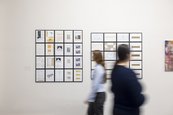 Ausstellungsansicht "20 Jahre Gerhard Richter Archiv" Collage an der Wand, davor zwei verschwommene Personen