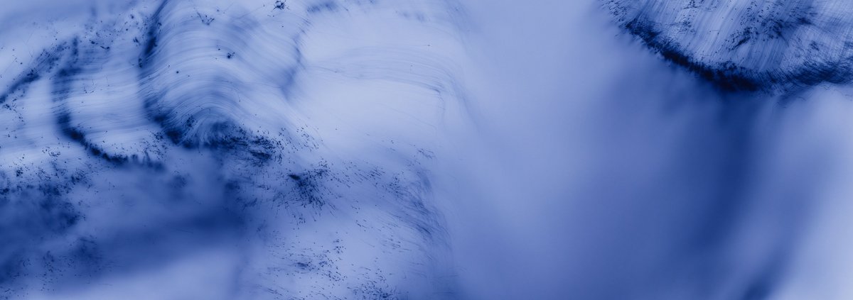 blaue Fläche mit fluidartigen Bewegungen