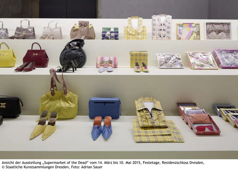 Ansicht der Ausstellung "Supermarket of the Dead" mit Schuhen aus Papier