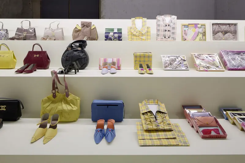 Ansicht der Ausstellung "Supermarket of the Dead" mit Schuhen aus Papier