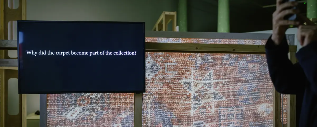 Ausstellungsdetail zeigt einen historischen Teppich