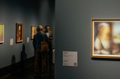 Ausstellungsansicht "Im Angesicht des Menschen – Sławomir Elsner/Albrecht Dürer" Raum mit Menschen und gerahmten Bildern