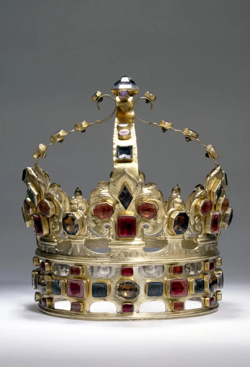 mit Edelsteinen verzierte goldene Krone