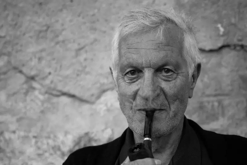 Portrait eines pfeiferauchenden Mannes