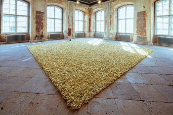 Ein Viereck aus goldenen Bonbons liegt auf dem Boden