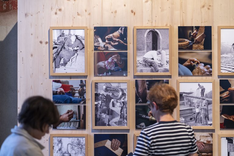 Frauen betrachten Bilder an der Wand