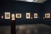 Ausstellungsansicht "Paula Modersohn-Becker und Edvard Munch. Die großen Fragen des Lebens" Grafiken an einer Wand, im Vordergrund eine Büste