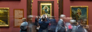 Viele Besucher und Besucherinnen in der Gemäldegalerie Alte Meister
