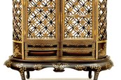 Teeschränkchen in Lack aus Arita, Japan, 1710/1720 (Edo-Periode) reich verzierter Schrank auf vier Beinen