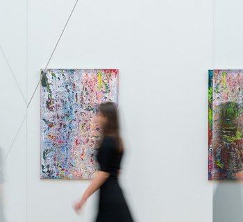 Besucher in der Ausstellung &quot;Gerhard Richter. Neue Bilder&quot;