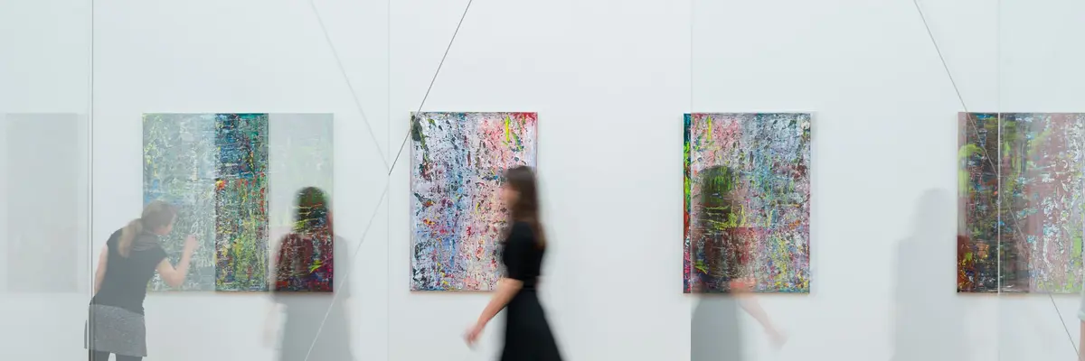 Besucher in der Ausstellung "Gerhard Richter. Neue Bilder"