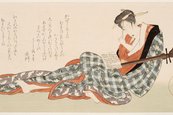 Yanagawa Shigenobu, Surimono: Eine Geisha begleitet ihren Gesang auf der Shamisen, um 1822/23 Zeichnung einer Frau, die auf dem Boden liegt, mit einem Saiteninstrument