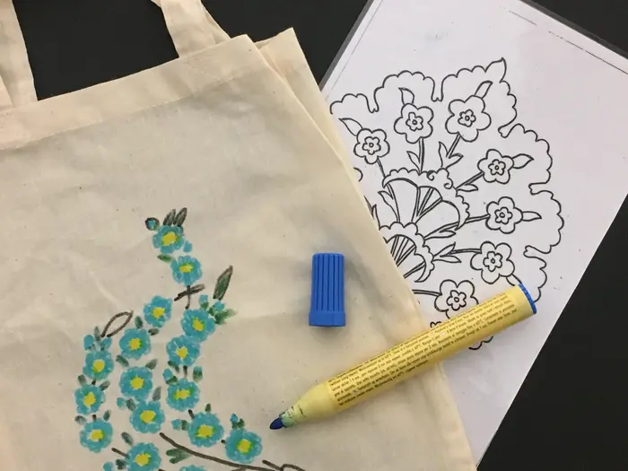 Eine Tüte mit Zeichnungen und einem Bleistift 