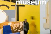 Dresdener Kunstblätter 70 (2026), Nr. 3, Cover: Blick in die Ausstellung des Kunstgewerbemuseums »Deutsches Design 1949 – 1989. Zwei Länder, eine Geschichte« · Dresden, Lipsiusbau, 2021