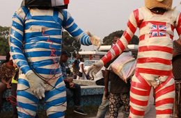 Ansicht zweier Tänzer in gestreiften Kostümen