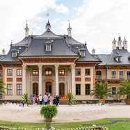 Wasserpalais von außen, breite Treppe führt vom Palais zum Elbufer