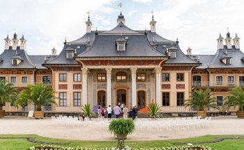 Wasserpalais von außen, breite Treppe führt vom Palais zum Elbufer