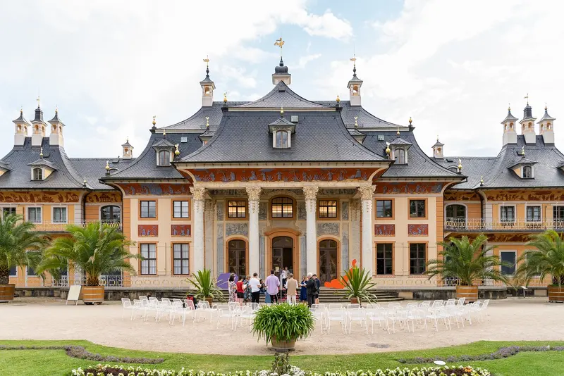 Wasserpalais von außen, breite Treppe führt vom Palais zum Elbufer