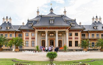 Schloss Pillnitz Wasserpalais von außen, breite Treppe führt vom Palais zum Elbufer