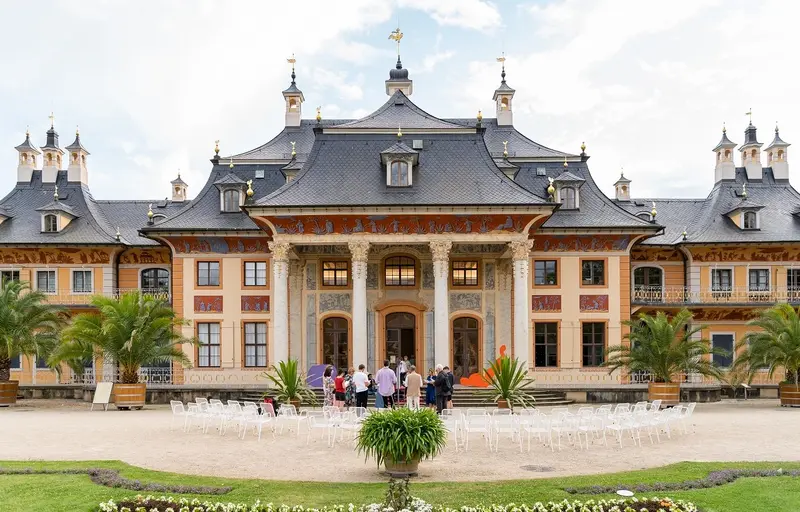 Wasserpalais von außen, breite Treppe führt vom Palais zum Elbufer