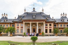 Wasserpalais von außen, breite Treppe führt vom Palais zum Elbufer