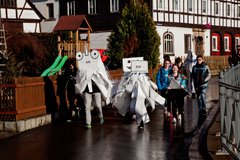 Maskenumzug beim Workshop Wernar Universum