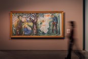 Ausstellungsansicht "Paula Modersohn-Becker und Edvard Munch. Die großen Fragen des Lebens" Bild an der Wand mit einer Besucherin