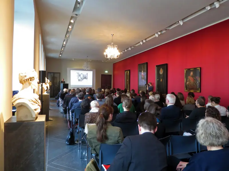 Marion Ackermann, Generaldirektorin, hält eine Präsentation vor vielen Menschen