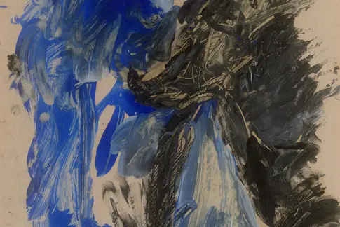 schwarzer Adler vor blauem Grund