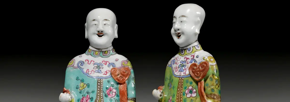zwei Porzellanfiguren mit asiatischem Erscheinungsbild
