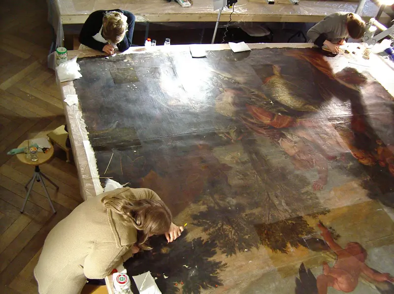 Restaurator*innen bei der Arbeit an dem großen Leinwandgemälde der Veronese-Werkstatt "Der Raub der Europa"