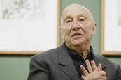 Georg Baselitz in der Ausstellung „Maniera Baselitz – Das Nonkonforme als Quelle der Phantasie“ im Kupferstich-Kabinett 2018 Mann in einem Ausstellungsraum