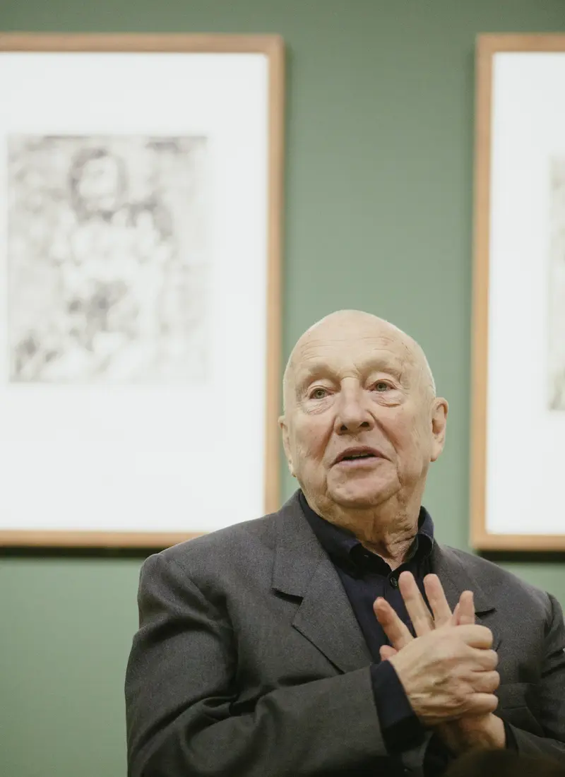 Mann in einem Ausstellungsraum