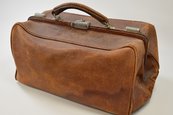 Arzttasche des Herrnhuter Missionars Guido Großmann braune Ledertasche für einen Arzt