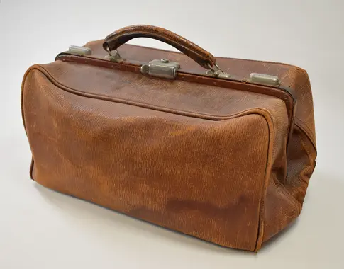 braune Ledertasche für einen Arzt
