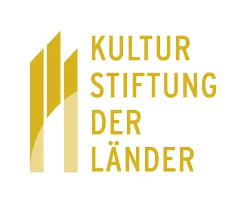 Drei gelbe Balken mit Schriftzug "Kultur Stiftung der Länder" auf weißem Hintergrund