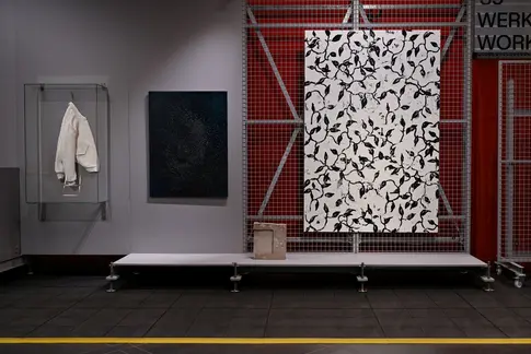 Ausstellungsraum mit Gemälden an der Wand