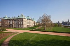 Gebäude von außen mit Weg davor