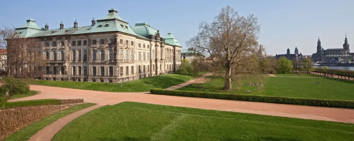 Gebäude von außen mit Weg davor