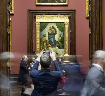 Besucher*innen im Semperbau am Zwinger