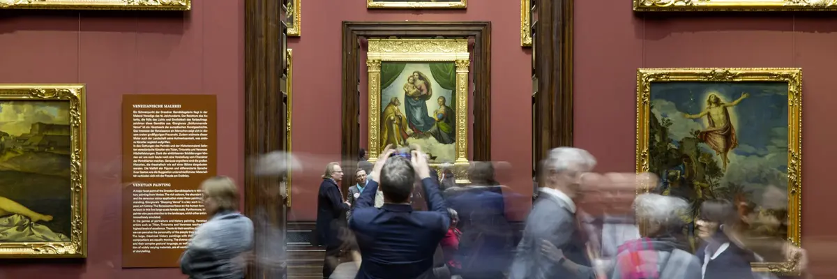 Eine Ausstellungsansicht mit einer großen Menge von Besucherinnen und Besuchern 