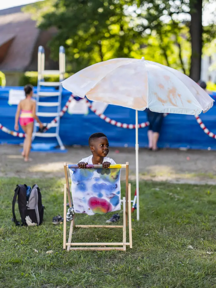 Person sitzt auf Liegestuhl