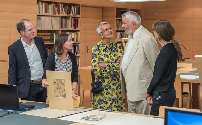 Personen betrachten eine Grafik