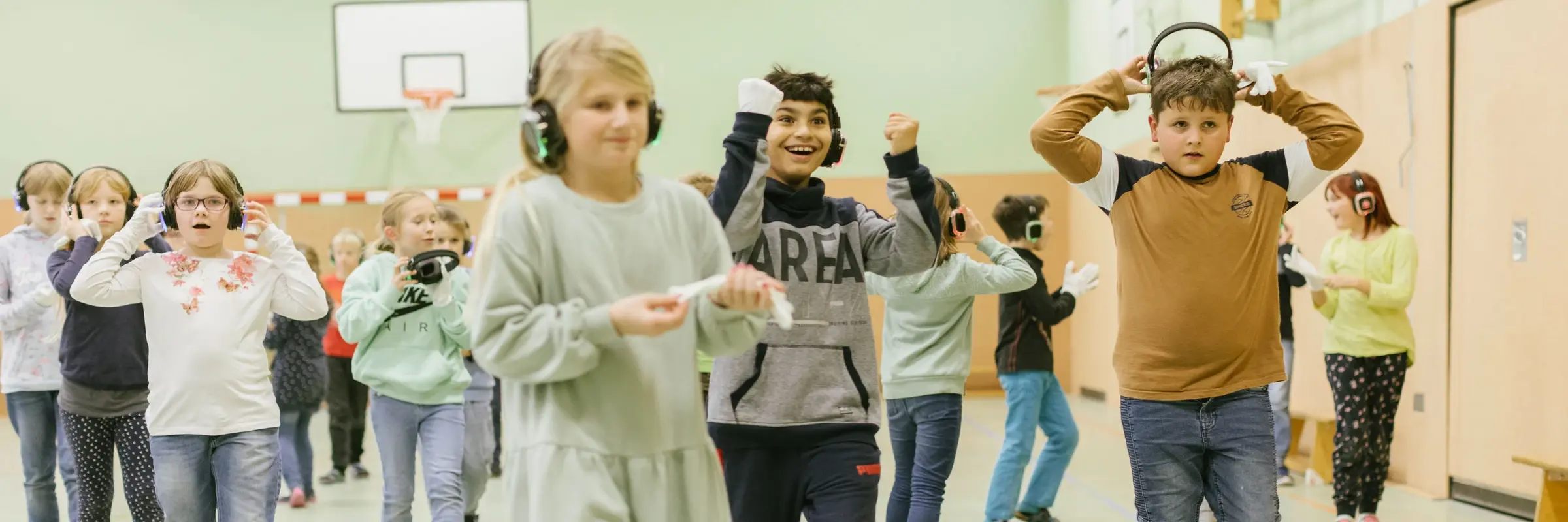 Kinder mit Kopfhörern auf dem Kopf