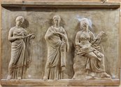 Abschnitt von der sog. Musenbasis von Mantineia drei in eine Skulptur gemeißelte Skulpturen nebeneinander stehend, teilweise mit Musikinstrumenten